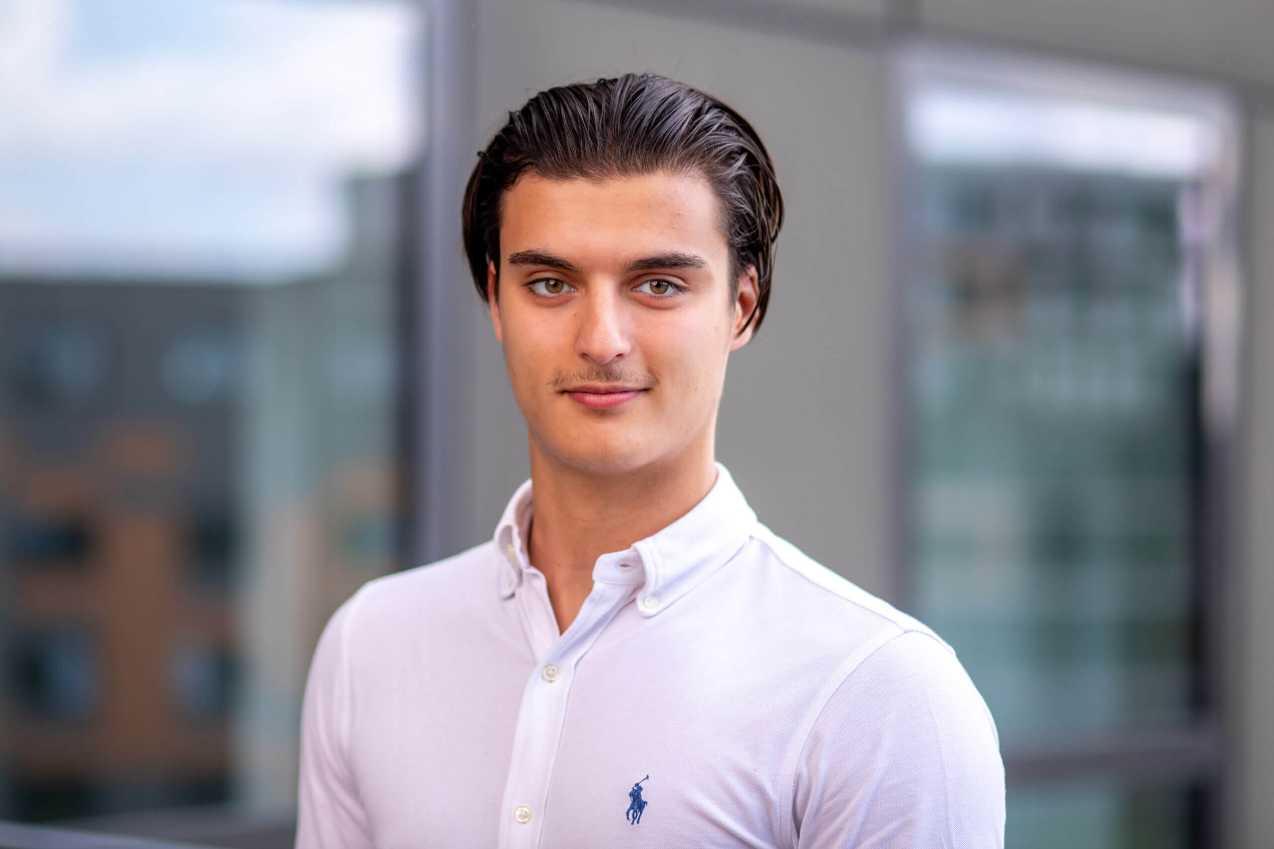 Portrait professionnel de Damien Robert, concepteur de sites internet et développeur web, photo de profil pour présentation professionnelle.